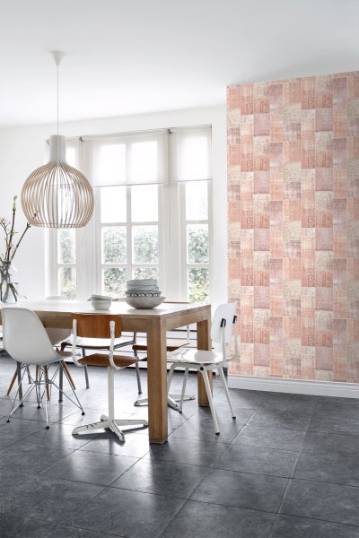 Esszimmer mit Esstisch, Stühlen, Pendelleuchte und gemusterter Tapete