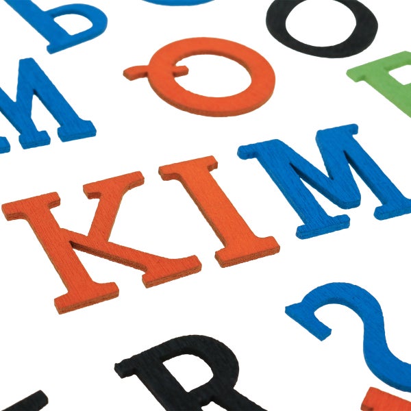 Mehrfarbige Buchstaben aus Holz