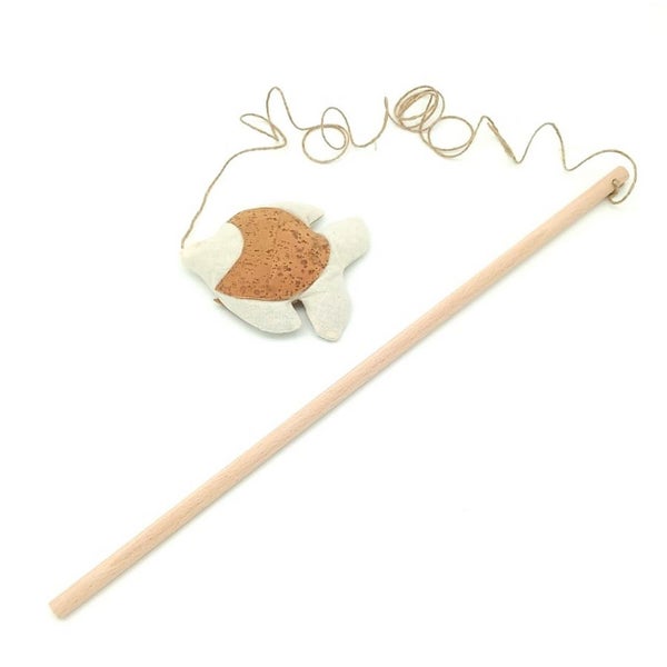 Katzenangel mit einem Holzstab und einem Spielzeugfisch aus Stoff und Kork.