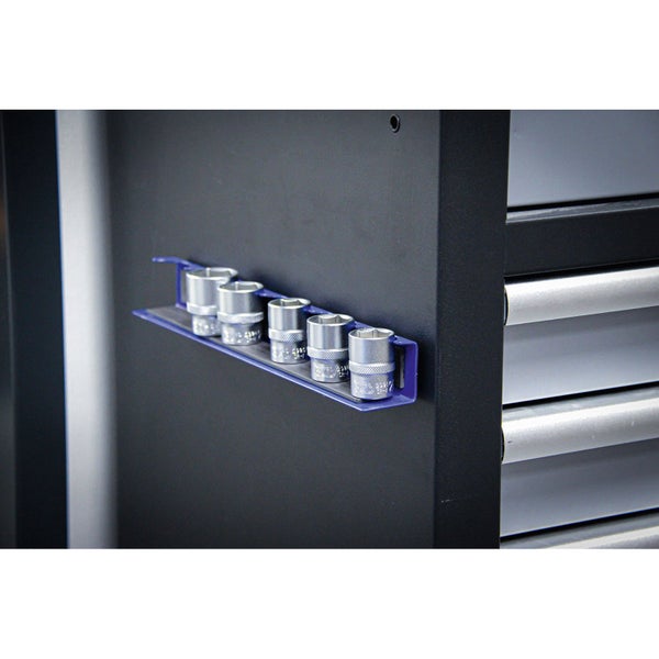 Magnetische Steckschlüsselleiste mit fünf Steckschlüsseleinsätzen an einem Werkzeugwagen befestigt.