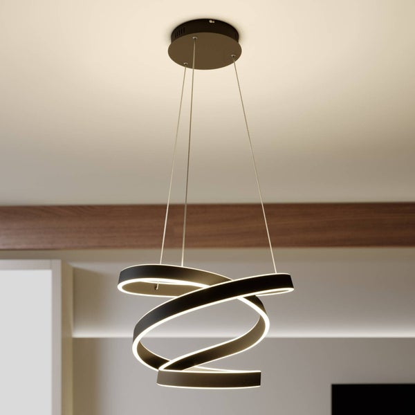 Moderne LED-Pendelleuchte in Schwarz mit spiralförmigem Design und warmweißer Beleuchtung, hängend an drei dünnen Seilen von der Decke.