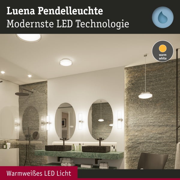 Luena LED Pendelleuchte für warmweißes Licht im Badezimmer mit Steinwand und ovalen Spiegeln.