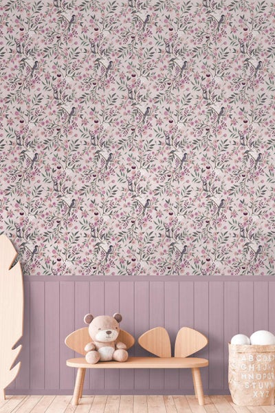 Tapete mit floralem Vogelmuster in einem Kinderzimmer mit Holzbank und Teddybär vor einer vertikalen Paneelwand.