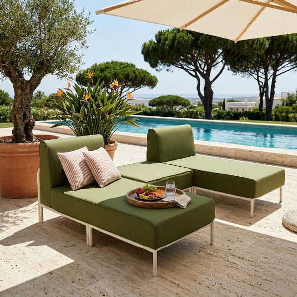 Gestreiftes Garten-Lounge-Set bestehend aus einem modularen Ecksofa und einem Hocker auf einem Metallgestell.