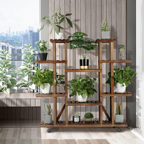 Mehrstöckiges Pflanzenregal aus Holz mit Pflanzen