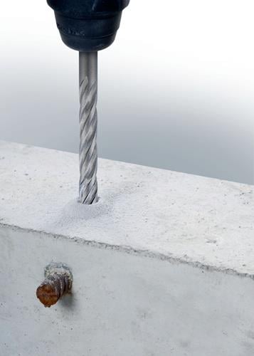 Eine Bohrmaschine bohrt in Beton.