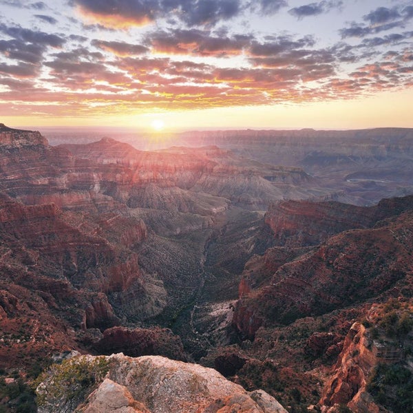 Weite Landschaft mit Schlucht und Sonnenaufgang