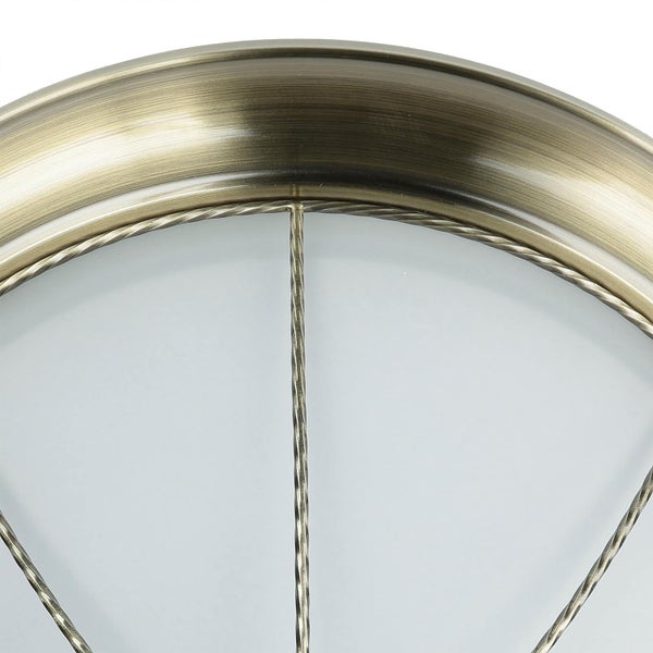 Detailansicht einer runden Deckenleuchte mit Metallrahmen und Glasabdeckung.