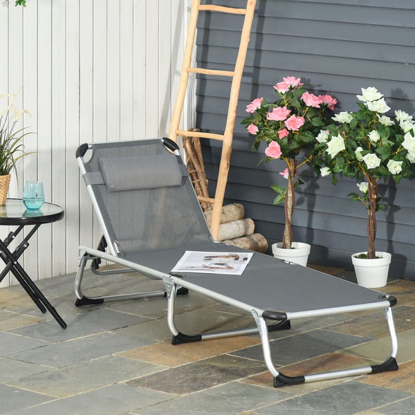 Terrasse mit Gasgrill, Outdoor-Möbeln und Grillmatte.