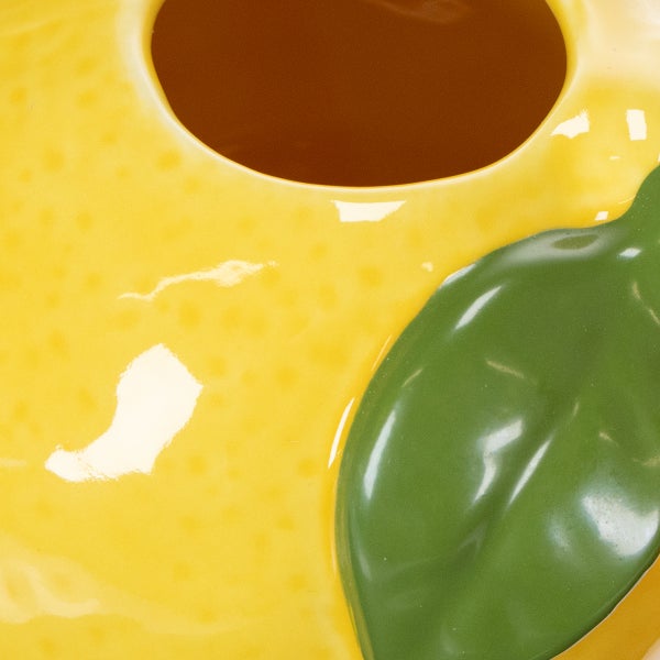 Detailansicht einer Zitronen-Dekoration aus Keramik mit Blatt