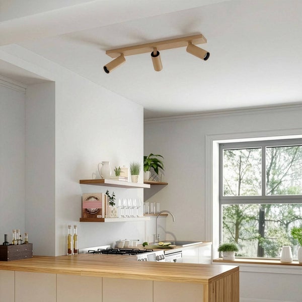 Deckenleuchte mit drei Strahlern aus Holz in einer Küche