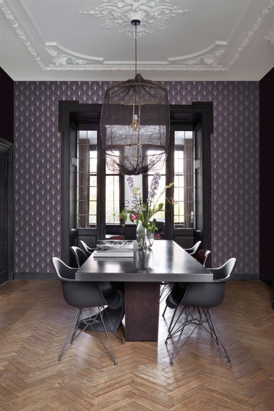 Esszimmer mit Esstisch, Stühlen, Pendelleuchte und Tapete mit Fächermuster