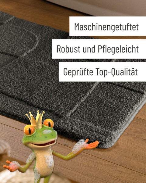 Graue Badematte mit quadratischem Strukturmuster auf hellem Holzboden im Badezimmer vor einer weißen Badewanne.