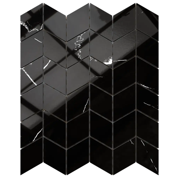 Mosaikfliese im Chevron-Muster in Marmor-Optik, schwarz mit weißen Adern, glänzende Oberfläche.