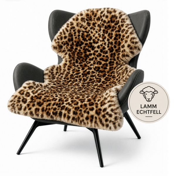 Lammfell mit Leopardenmuster auf einem Sessel, echtes Lammfell.