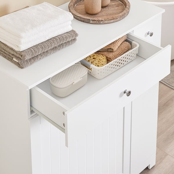 Weißer Badezimmerschrank mit Schublade, Handtüchern und Badutensilien