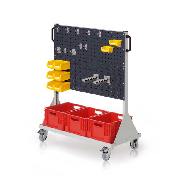 Mobiler Werkzeugwagen mit Lochwand, Schlitzwand, Sichtlagerkästen, Stapelboxen, Haken und Werkzeughaltern auf Rollen.