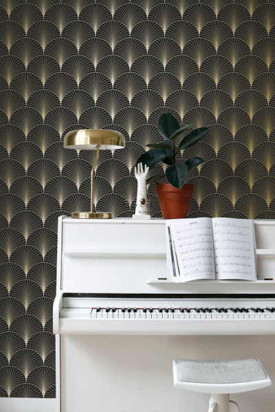 Dekoratives Wohnzimmer mit weißem Klavier und Tapete im Art-Déco-Stil.