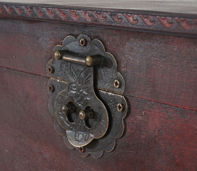 Detail einer Dekobox mit Metallverschluss
