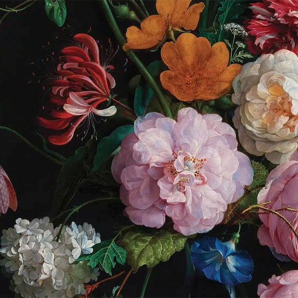 Wandbild mit floralem Motiv im klassischen Malereistil, das verschiedene Blumen wie Rosen und Geißblatt zeigt.
