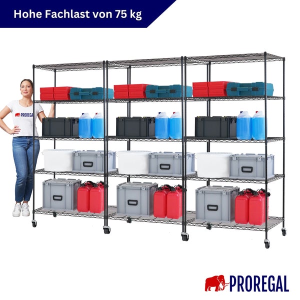 Dreiteiliges schwarzes Drahtgitterregal auf Rollen mit verschiedenen Lagerboxen. Hohe Fachlast von 75 Kilogramm. Proregal Logo.
