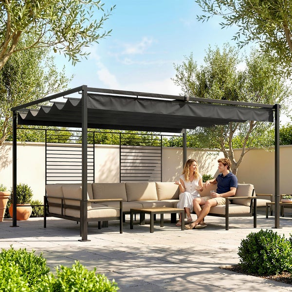 Moderner Garten-Loungebereich mit schwarzer Metall-Pergola, ausziehbarem Dach, beige Ecksofa und Couchtisch auf einer gepflasterten Terrasse.
