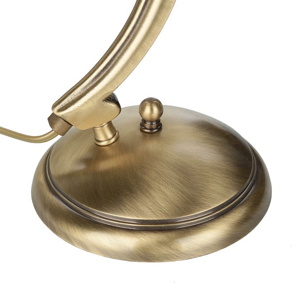 Detailaufnahme des Sockels einer Tischleuchte aus Metall