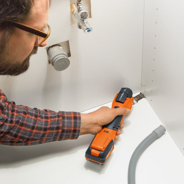 Detailansicht einer Schublade eines Werkstattwagens mit gerippter Gummimatte