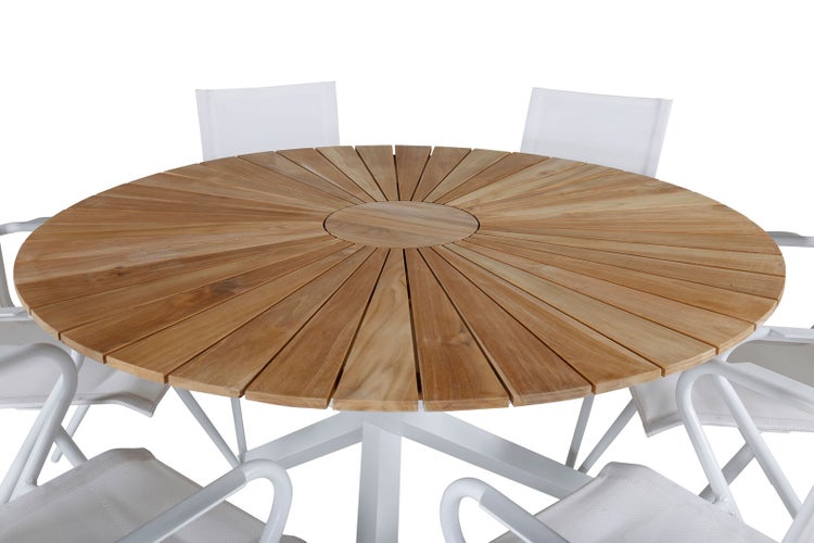 Gartentisch mit runder Tischplatte aus Holz und Stühlen mit weißen Bezügen.