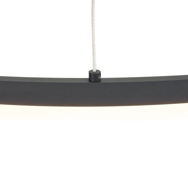 Detailaufnahme einer kreisförmigen LED-Hängeleuchte mit Aufhängungskabel