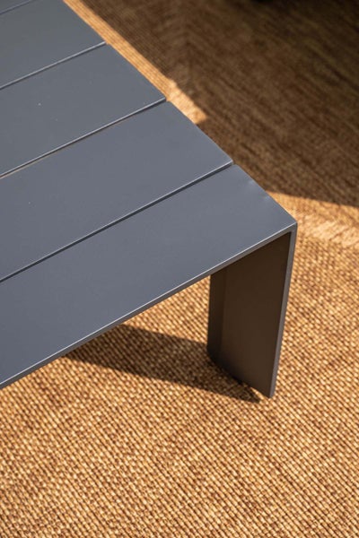 Detailansicht eines Gartentischs aus Aluminium in Anthrazit mit Lattendesign.