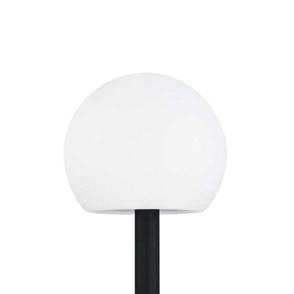 Kugelförmige Außenleuchte mit weißem Schirm und schwarzem Standrohr.