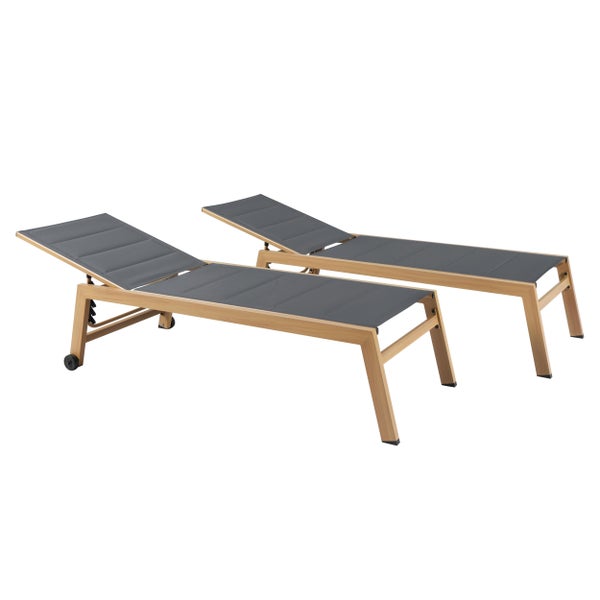 Gartenliege 2er-Set aus Holz mit grauer Textil-Bespannung, verstellbarem Rückenteil und Rollen.