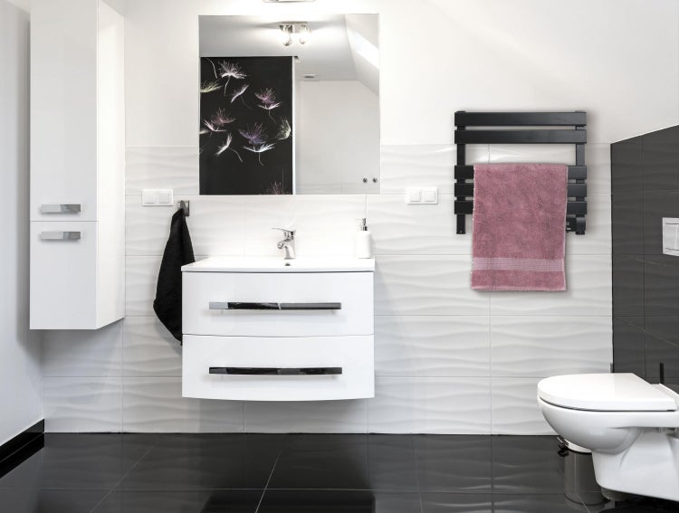 Modernes Badezimmer mit Waschtisch, Spiegelschrank und Handtuchwärmer