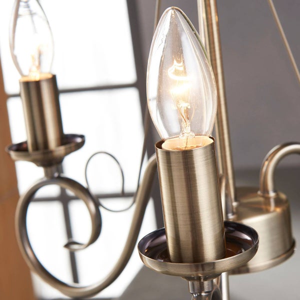 Detailaufnahme einer eingeschalteten Kerzen-Glühbirne in einer Lampenfassung