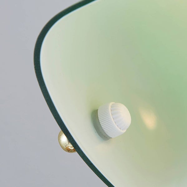 Detailaufnahme einer Lampe mit Schalter