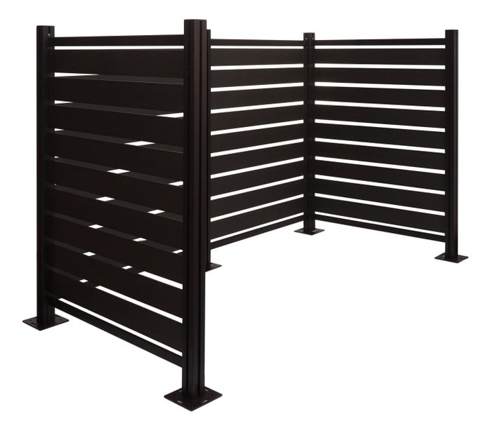 Sichtschutz mit horizontalen Lamellen, vier Pfosten und Bodenplatten zur Befestigung.
