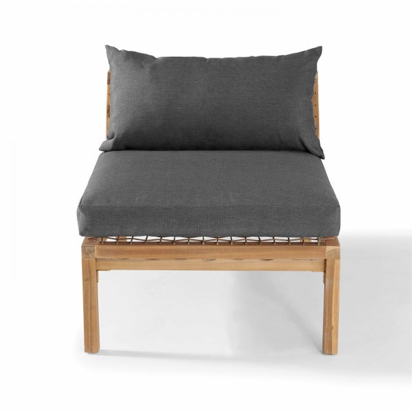 Garten-Lounge-Sessel aus Holz mit dunkelgrauen Sitz- und Rückenkissen.