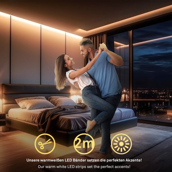 Modernes Schlafzimmer mit LED Beleuchtung an Decke und Bett. Symbole für kürbar, 2 Meter Länge und warmweißes Licht.