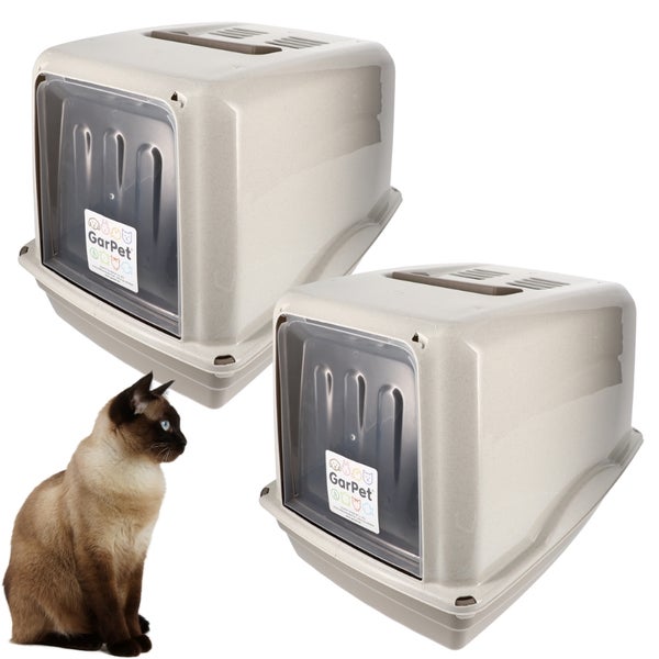 Zwei Katzentoiletten mit Deckel und einer Katze