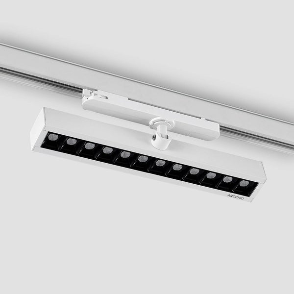 Rechteckiger weißer LED-Schienenstrahler mit zwölf Lichtquellen an einer Stromschiene, Marke Arcchio.