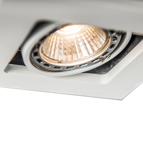 Nahaufnahme eines schwenkbaren Einbaustrahlers mit quadratischem Rahmen und runder Lichtquelle.