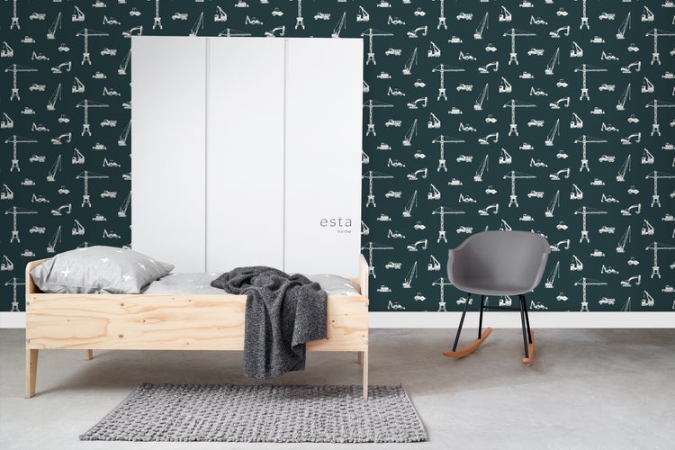 Kinderzimmer mit Bett, grauem Teppich, Schaukelstuhl und Tapete mit Baustellenmotiven