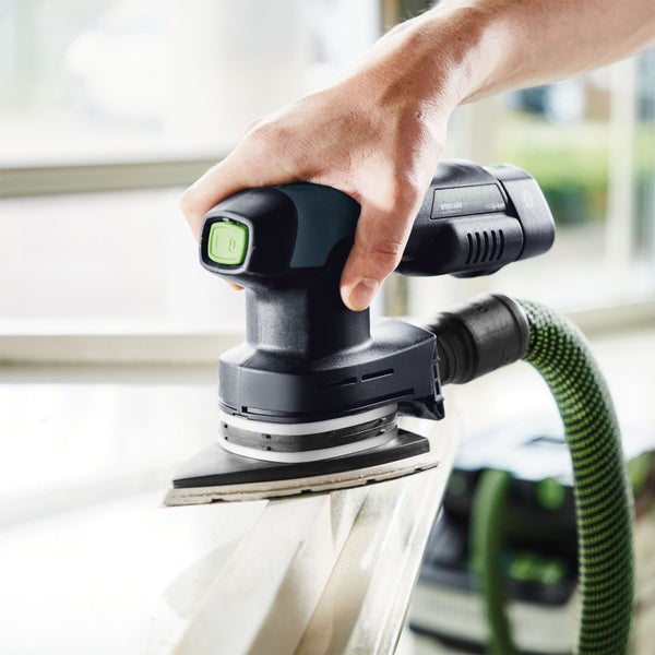 Dreieckschleifer mit Staubabsaugung im Einsatz