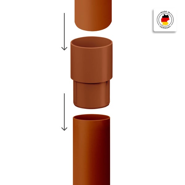 Brauner Fallrohrverbinder aus Kunststoff in der Montageansicht mit Made in Germany Siegel.