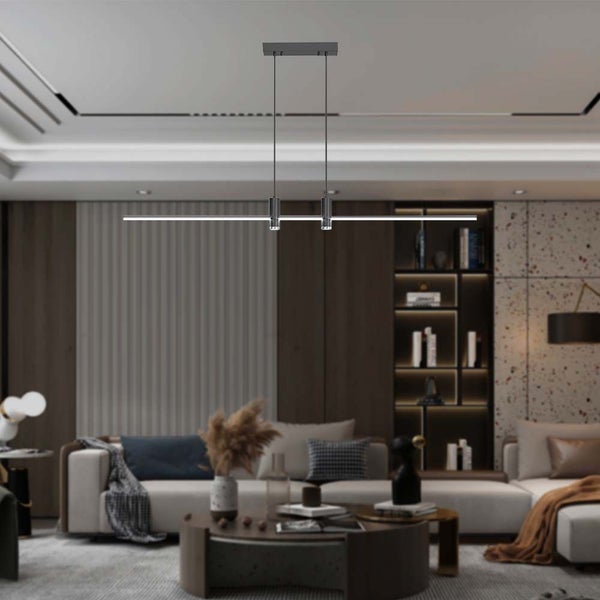 Moderne Hängelampe aus Metall über einem Wohnbereich mit Sofas und Regalen.