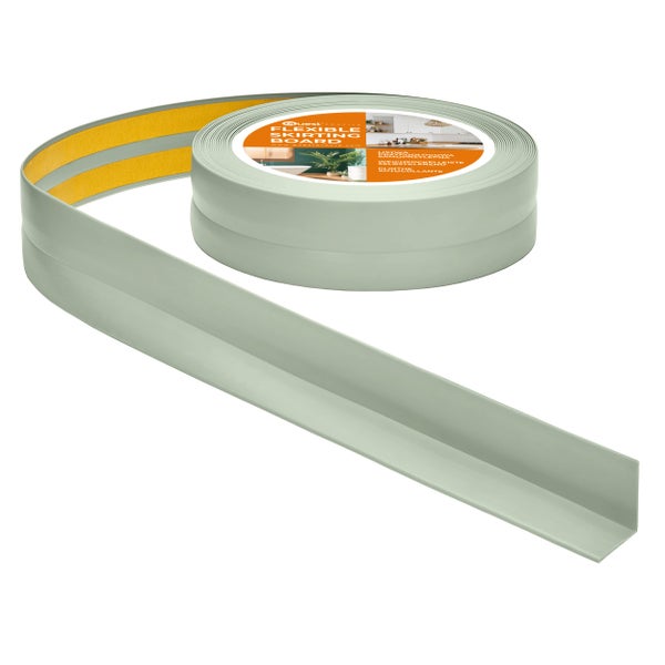 Flexible, selbstklebende Weichsockelleiste von Quest auf der Rolle als Wandabschluss für verschiedene Bodenbeläge.