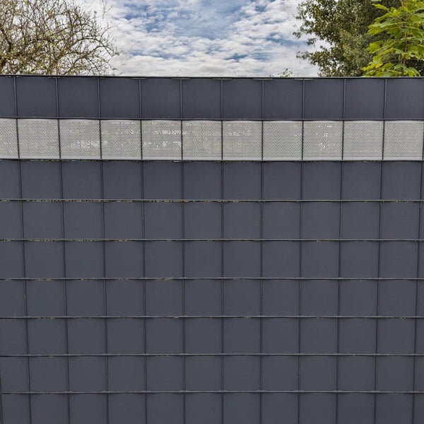 Sichtschutzzaun aus Metall mit Lochblechelement