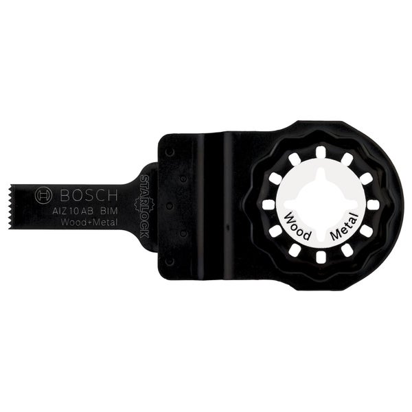 Eine Person bearbeitet mit einem Multifunktionswerkzeug und einem Sägeblatt ein Holzbrett.