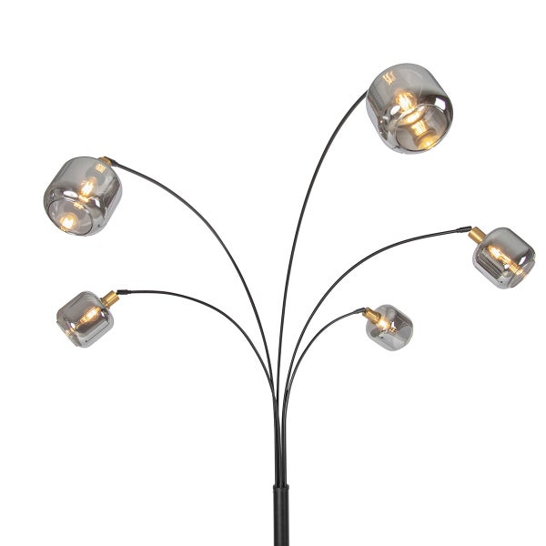 Fünfflammige Stehleuchte mit gebogenen schwarzen Metallarmen und Schirmen aus Rauchglas.